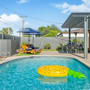 Old Town Heated Pool Close To Everything Holiday home